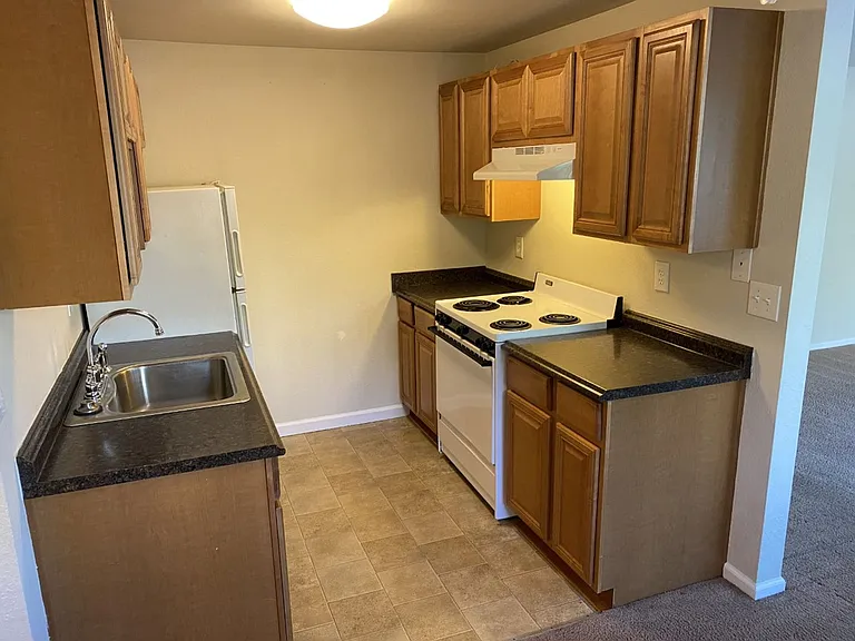 Adorable 1 Bedroom, 1 Bath Unit — Photo 6