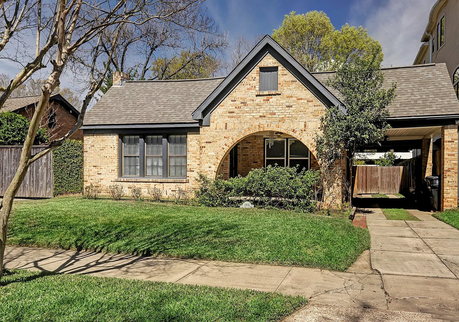2 Bedroom House in Allen Parkway — Photo 1