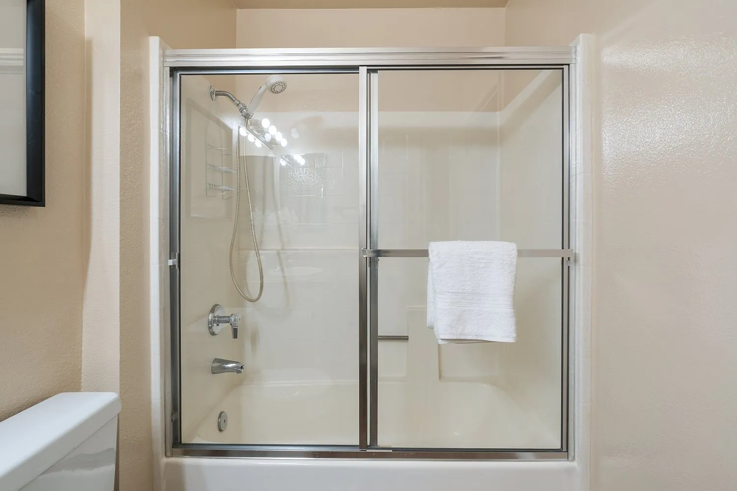 2 bed, 920 sqft, $2,975 — Photo 3