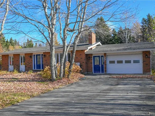 23 Des Patriotes St, Caraquet, NB E1W 1B6