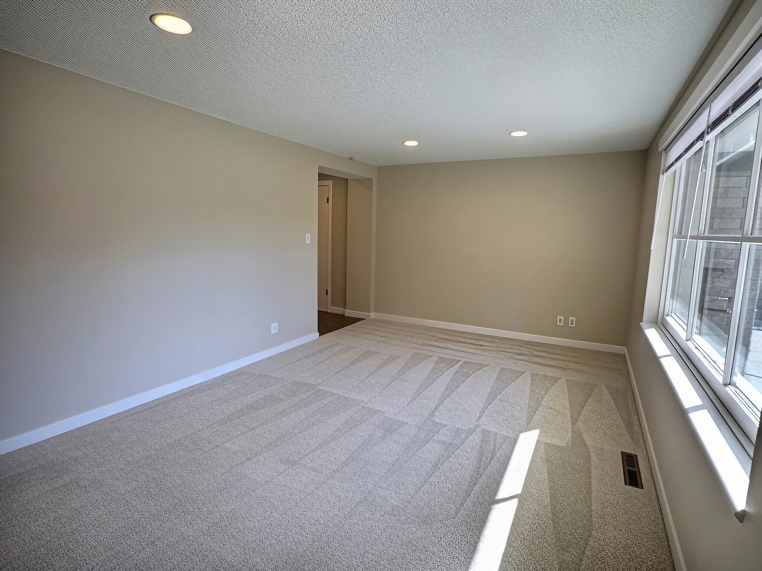 3 bed, 960 sqft, $3,100 — Photo 4