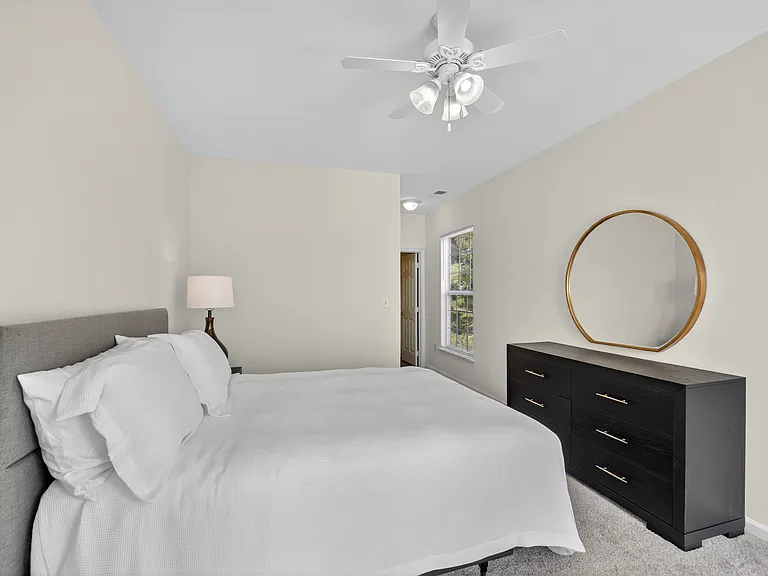 Brittany Commons Apartments — Photo 19