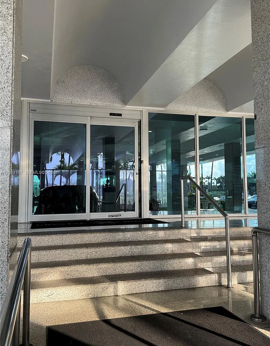 Crystal House Condo — Photo 1
