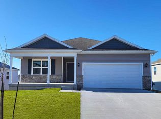 2758 Cecelia Dr, Hiawatha, IA 52233