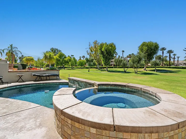 48 Pebble Beach Dr — Photo 32