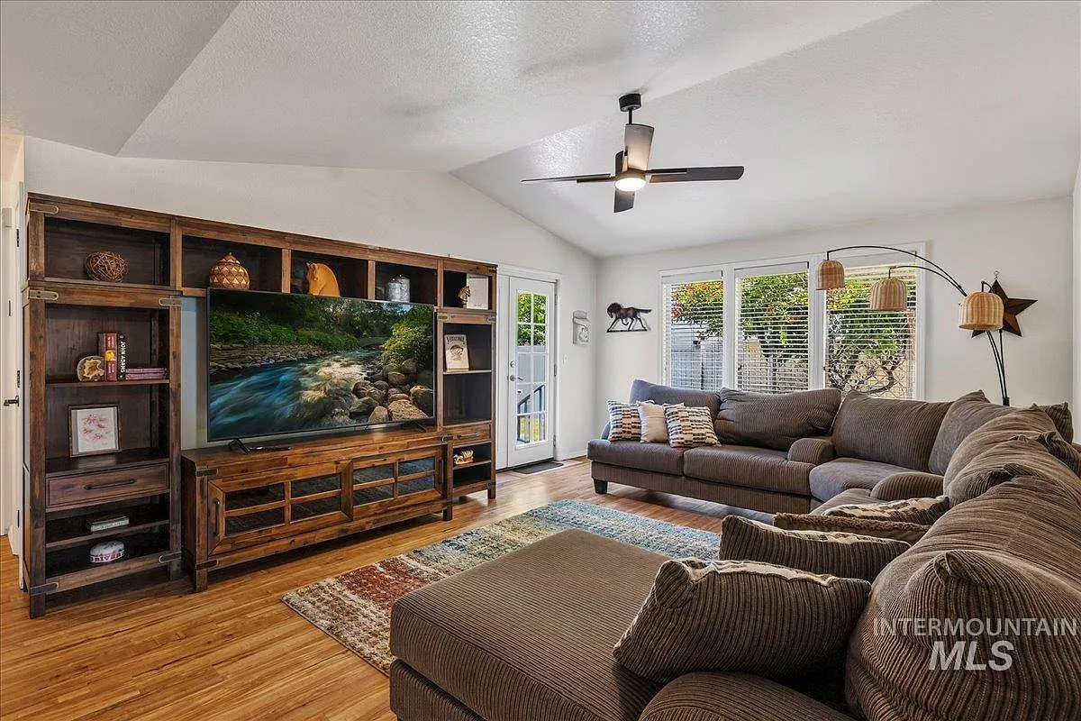 2 bed, 1247 sqft, $2,300 — Photo 2