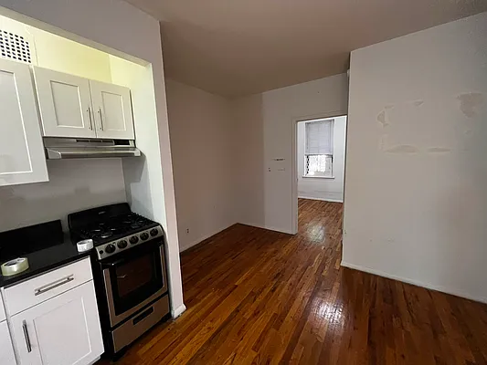 Rented by Salon Realty Corp | media 4