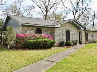14 Hollychase St, Clute, TX 77531