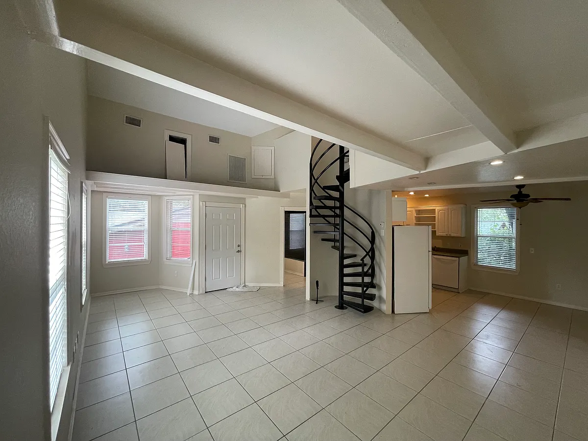 Dramatic open floorplan - 29 Lawsona Blvd
