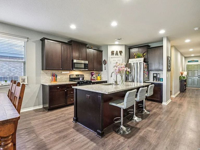 8814 White Crown — Photo 3