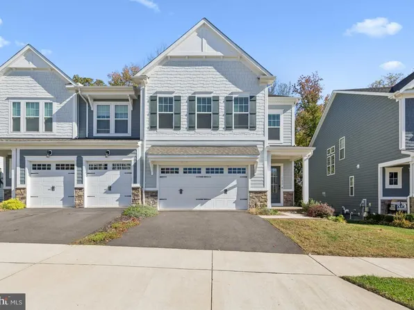 17815 Woods Overlook Dr, Dumfries, VA 22026