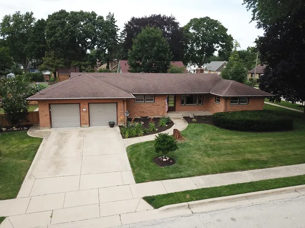 852 Carr St, Elgin, IL 60123