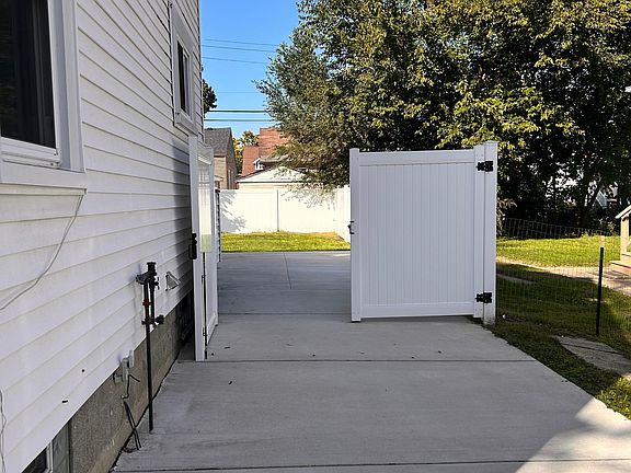2nd image of 231 Academy Ave