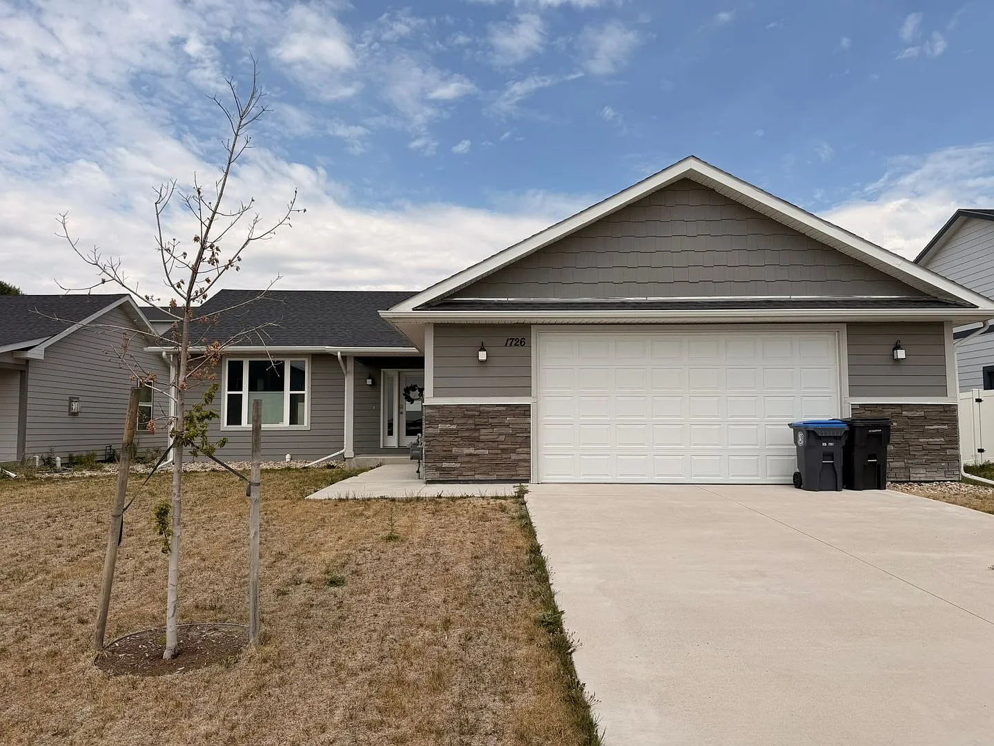 Modern, spacious, and move-in readythis is the rental you've been waiting for! — Photo 1