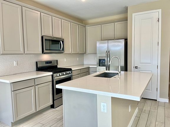 3rd image of 851 W Park Ave