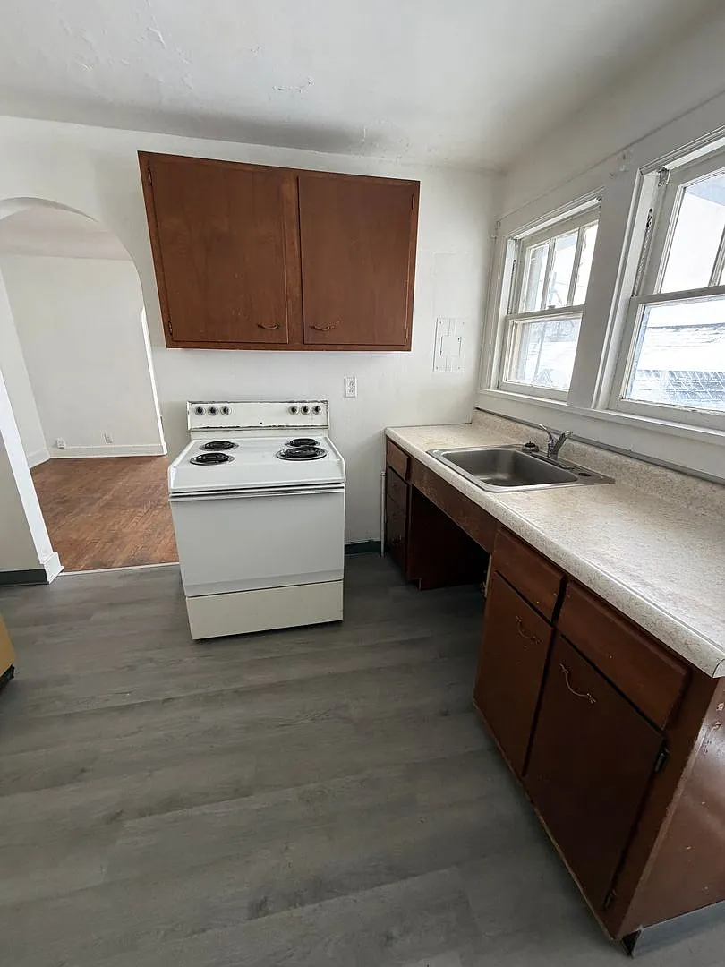 2528 Sunset Blvd — Photo 2
