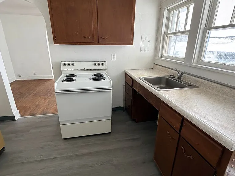 2528 Sunset Blvd — Photo 2