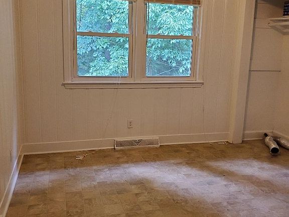 Spare room (with laundry closet)
