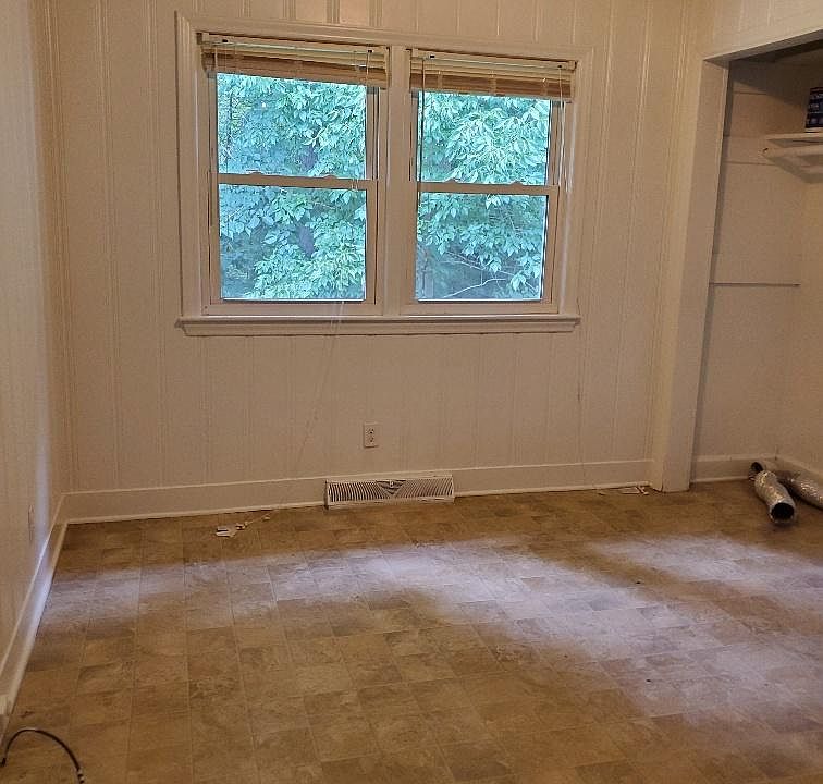 Spare room (with laundry closet)