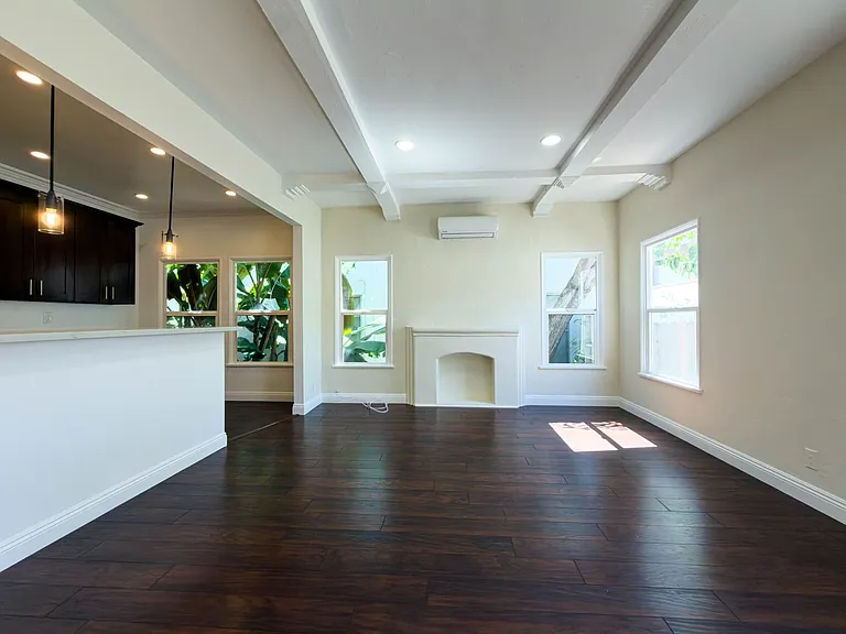 137 S Roxbury Dr — Photo 4