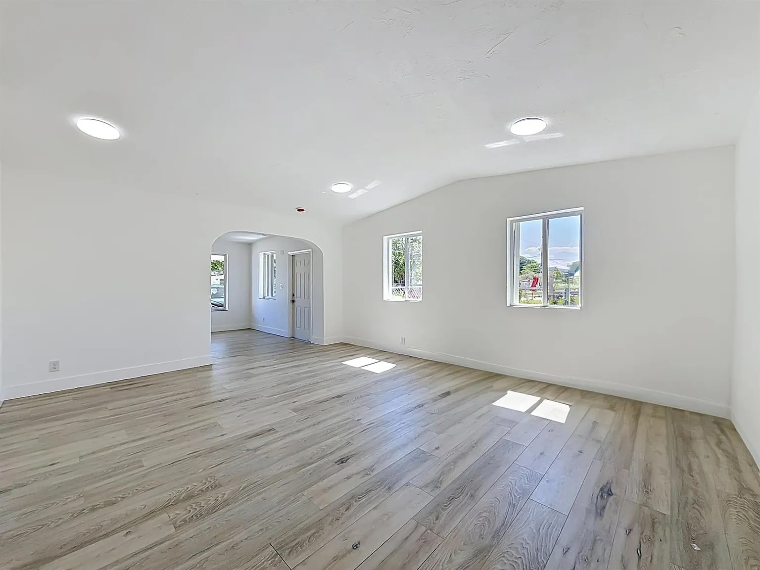 4 bed, 1896 sqft, $3,599 — Photo 3