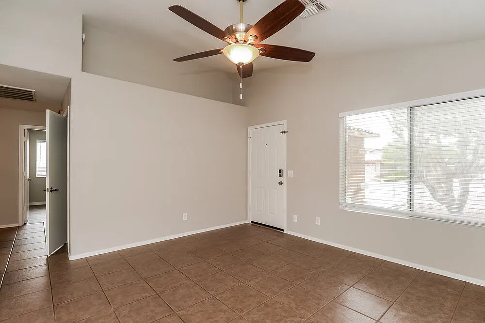 3 bed, 2.0 bath, 1323 sqft, $2,090 — Photo 4