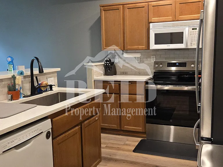100 NE Miramar Cir — Photo 8