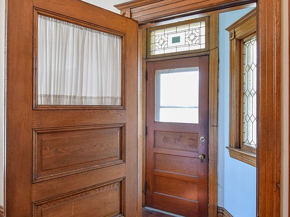 5th image of 715 Margaret St