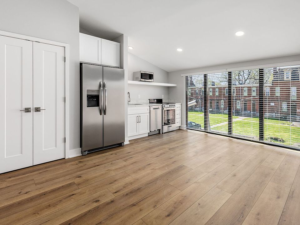 Efficient kitchen space
and large windows for plenty of natural light