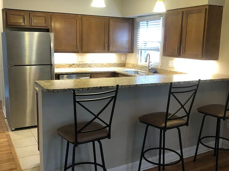 1282 Hunter Ave — Photo 3
