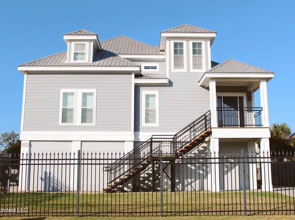 819 Country Club Dr, Pascagoula, MS 39567