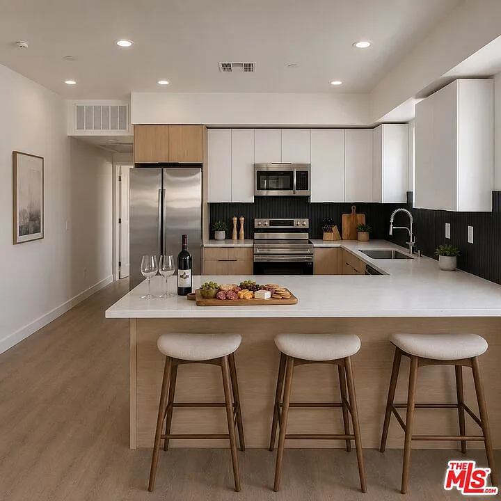 4 bed, 4.0 bath, 1659 sqft, $5,100 — Photo 2