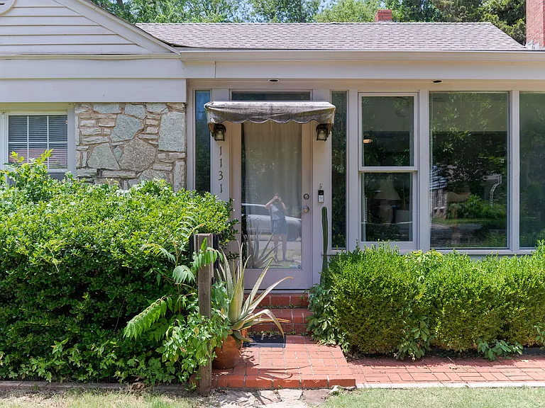1131 Lombardy Rd — Photo 3