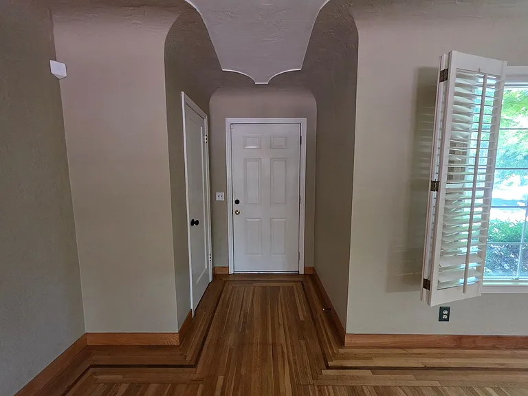 221 Oakshire Ave — Photo 4
