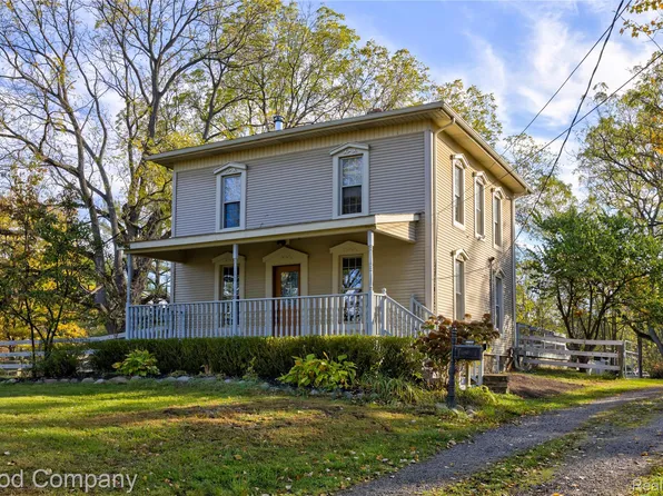 27180 Martindale Rd, New Hudson, MI 48165