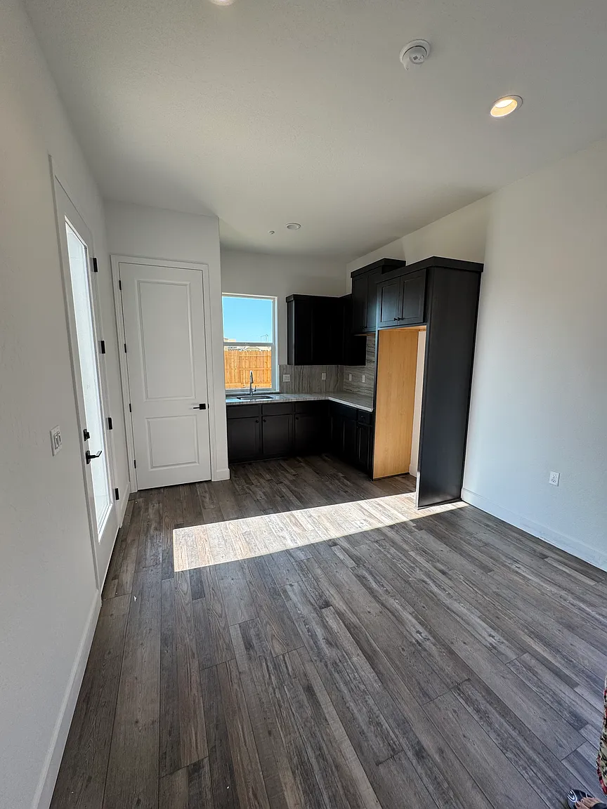 705 Ahronian Ave photo 1