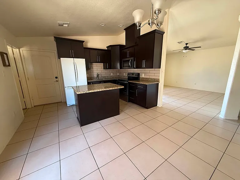 1461 N De La Vara Ave — Photo 7