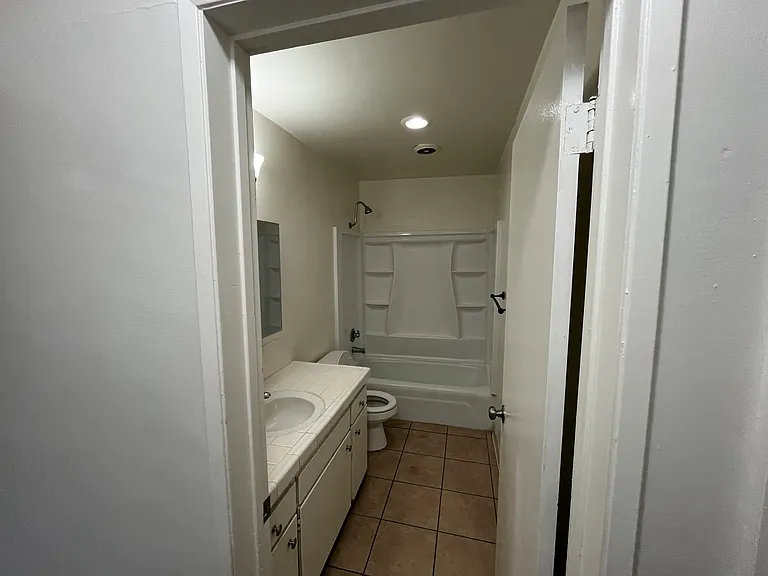 6544 S Pickering Ave #E — Photo 12