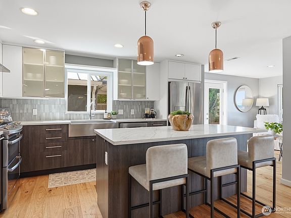 5th image of 10233 44th Avenue SW