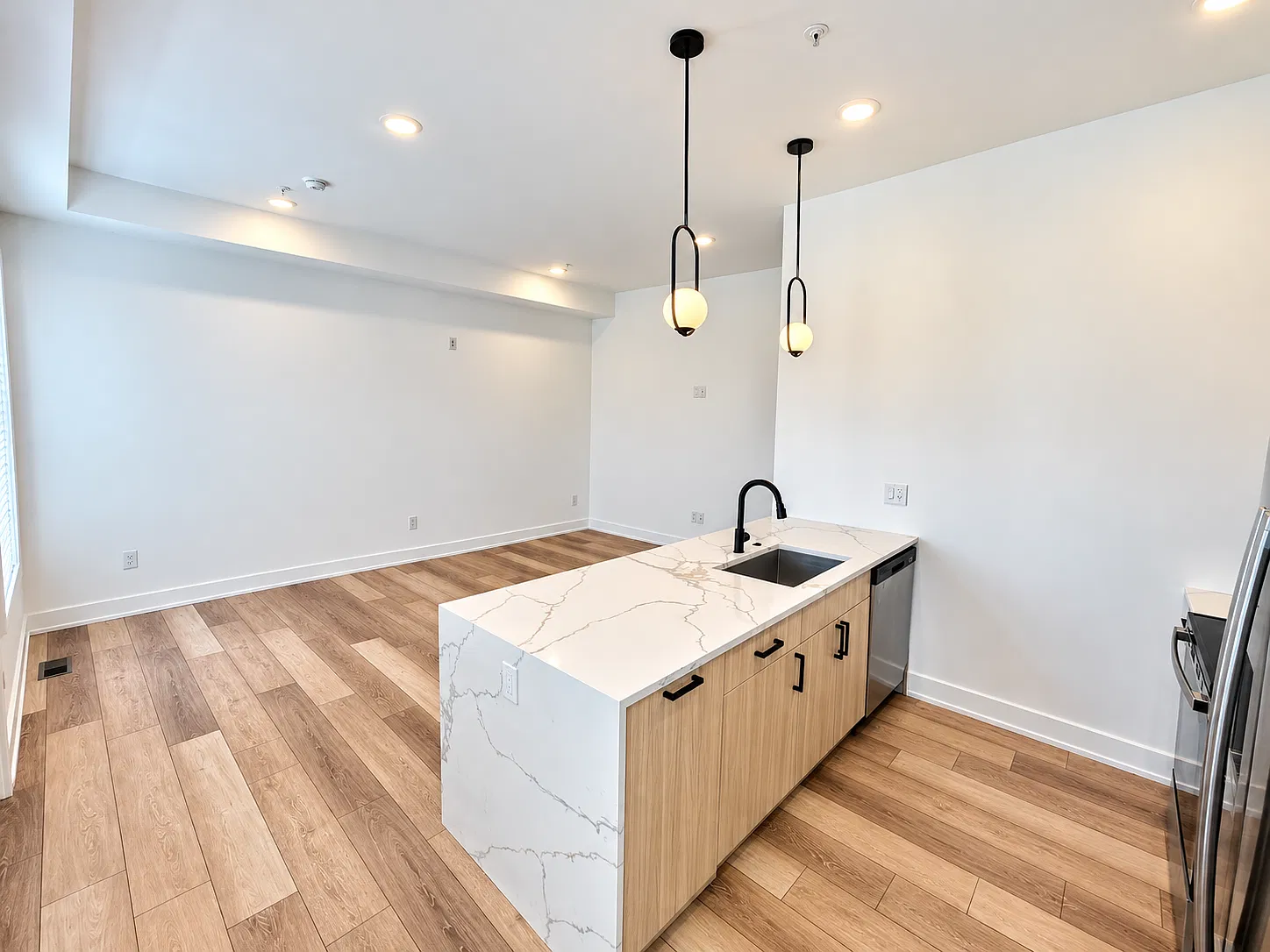 Modern 3BR/3BA Apartment with In-Unit Laundry Near Drexel University! — Photo 2