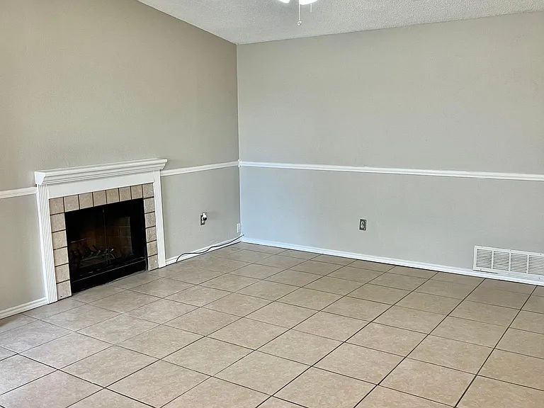 837 Woodland Ct — Photo 3