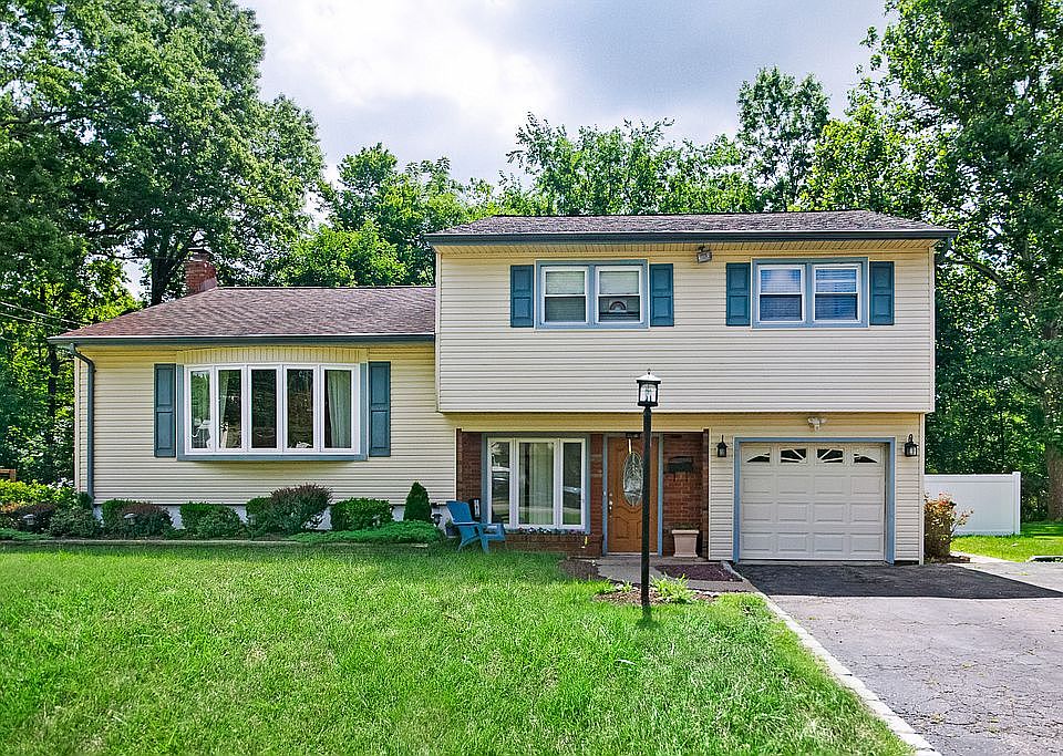 1st image of 8 Brook Pl