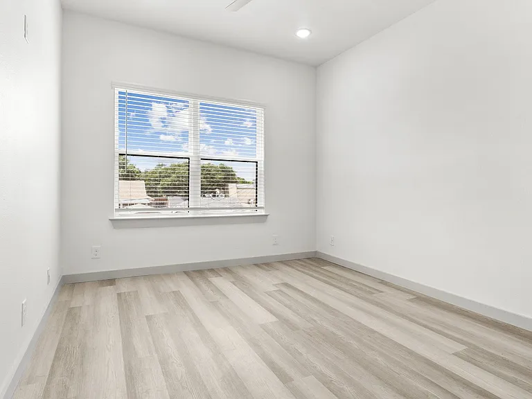 3136 Cockrell — Photo 34