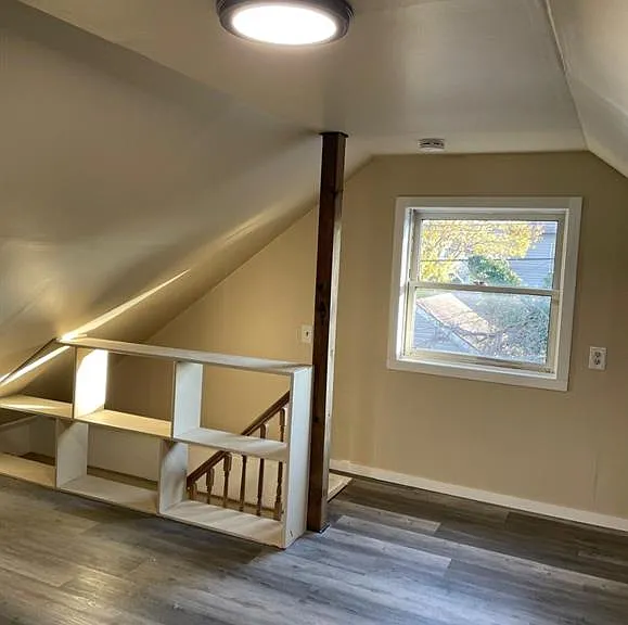 2264 Howard Ave — Photo 3