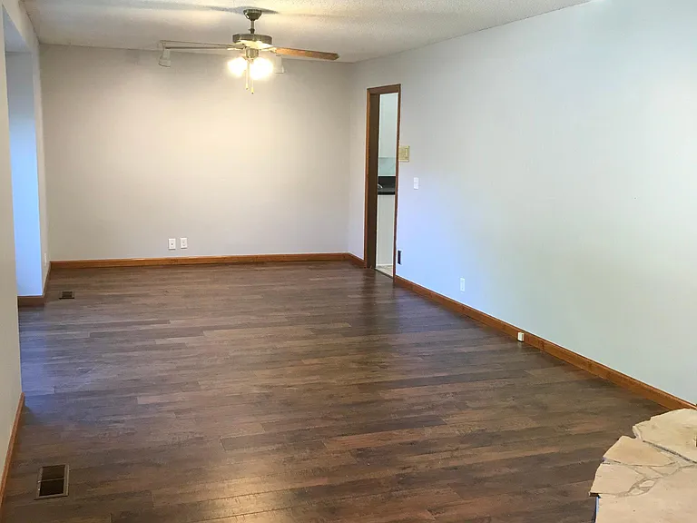 506 Hillwood Dr — Photo 4