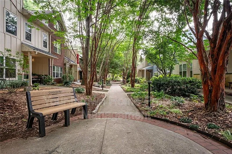 1 bed, 1.0 bath, 600 sqft, $1,200 — Photo 2
