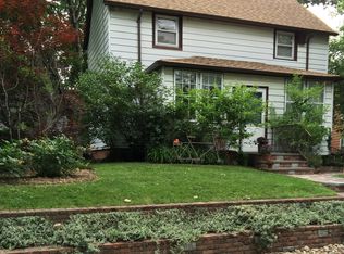 25 Potters Ln, Great Neck, NY 11024