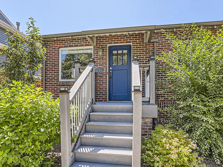 749 N Ash St — Photo 2