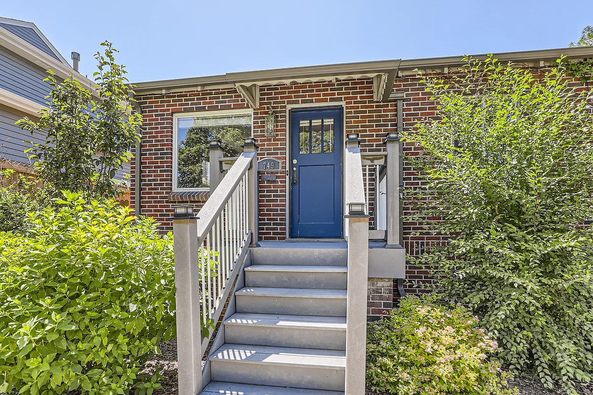 Building Photo - 749 N Ash St