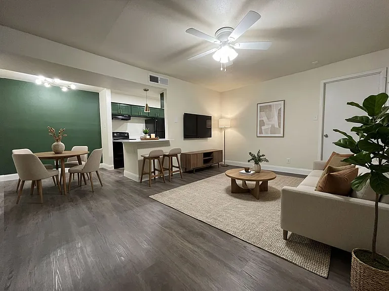 534 Hunt Ln — Photo 2